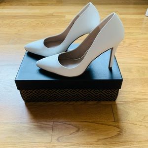 NWOT Charles by Charles David White Pumps
